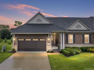 972 Cottage Ln, Troy, MI
