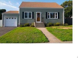 185 Magnolia St, Bridgeport, CT 06610