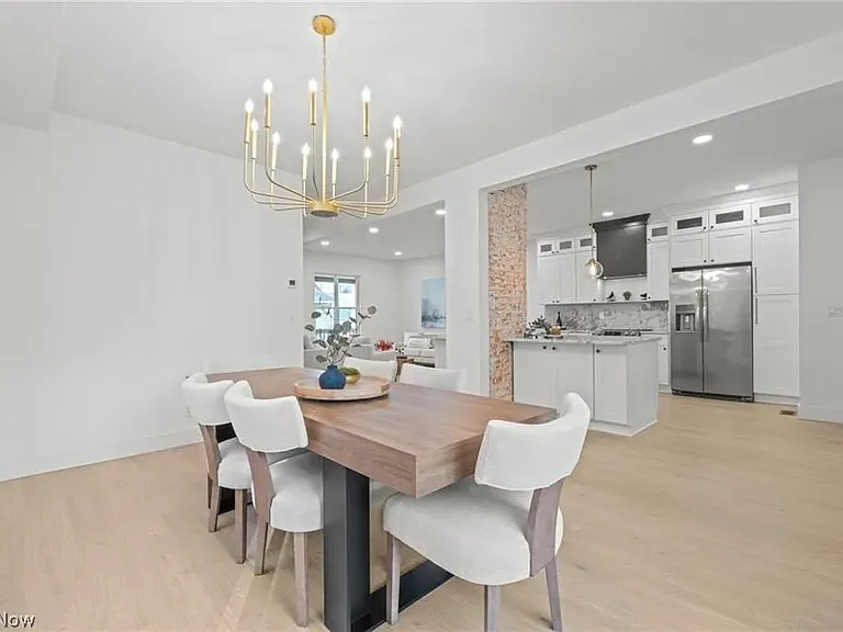 1422 W 77th St — Photo 7
