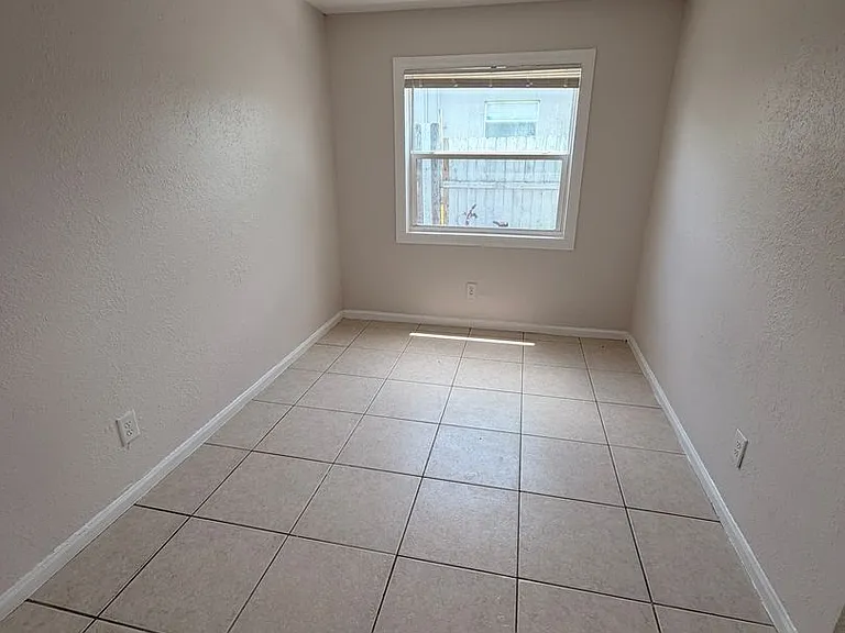 1618 W 26th Ct — Photo 31