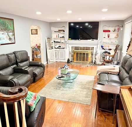 3rd image of 611 Grant Ave