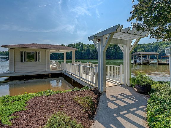 2nd image of 1090 Parkside Dr