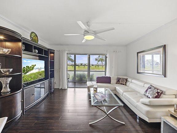 5th image of 7146 Huntington Lane #105