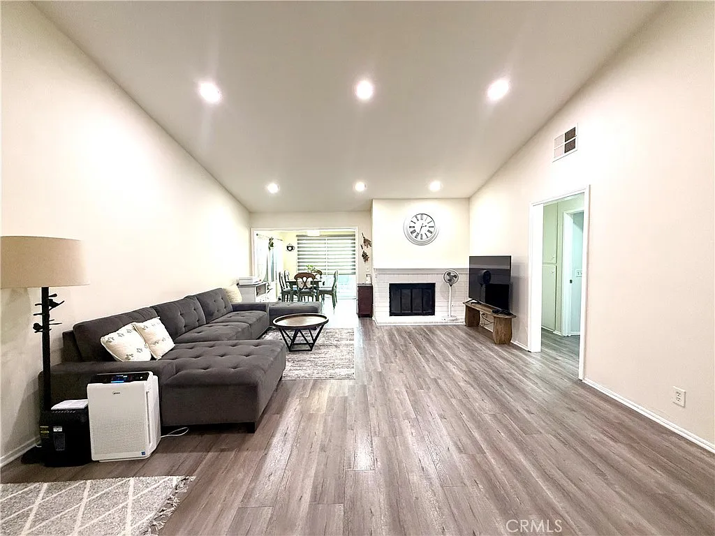 3 bed, 1758 sqft, $3,680 — Photo 3