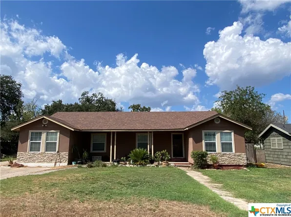 210 W Heard St, Refugio, TX 78377