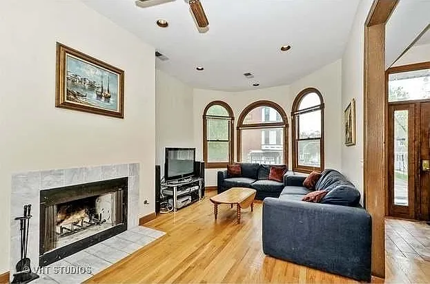 1126 W Roscoe St — Photo 2