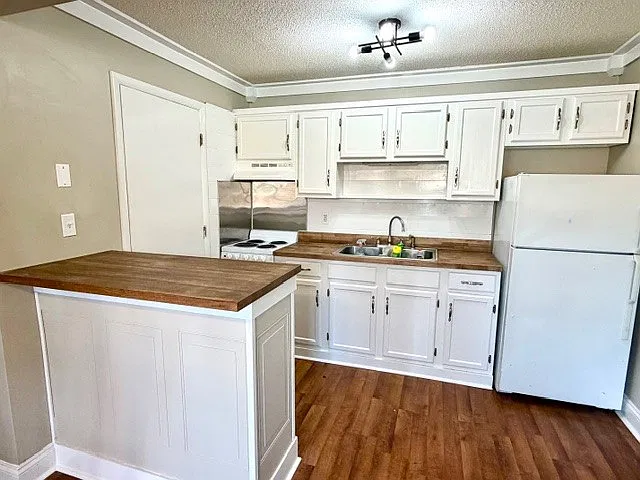 219 W Reservoir Apartments — Photo 4