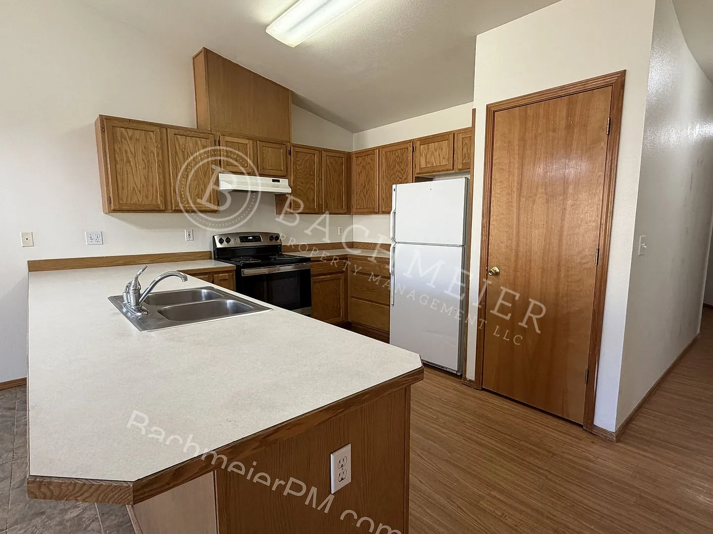 Spacious 2-Bedroom, 2-Bath Duplex with Garage, Office & Beautiful Views — Photo 4