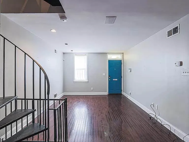 748 McHenry St — Photo 2
