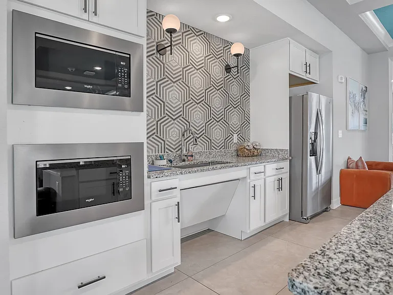 Palm Breeze Apartments — Photo 40