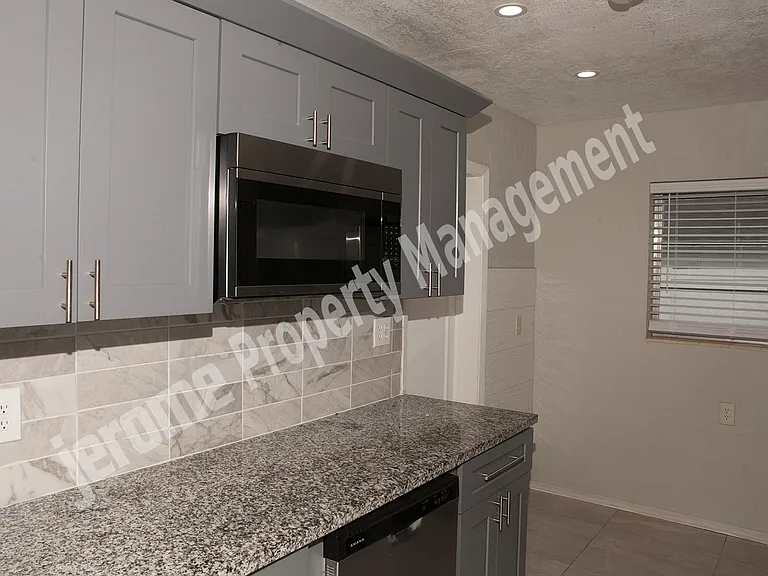 208 23rd Ave W — Photo 15