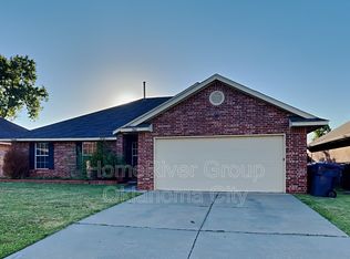 704 Tumbleweed Dr, Yukon, OK 73099