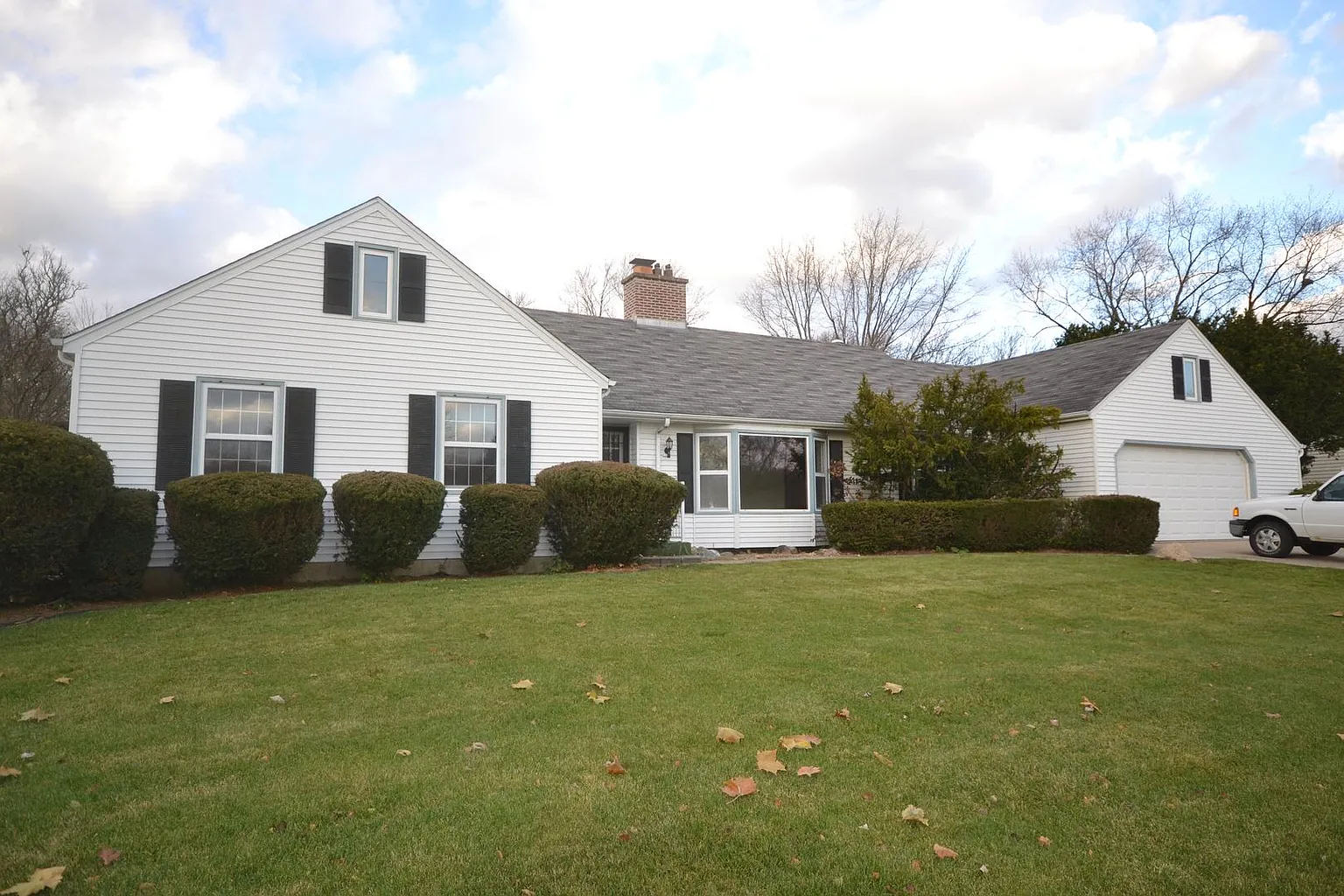 704 Hillcrest Dr photo 1