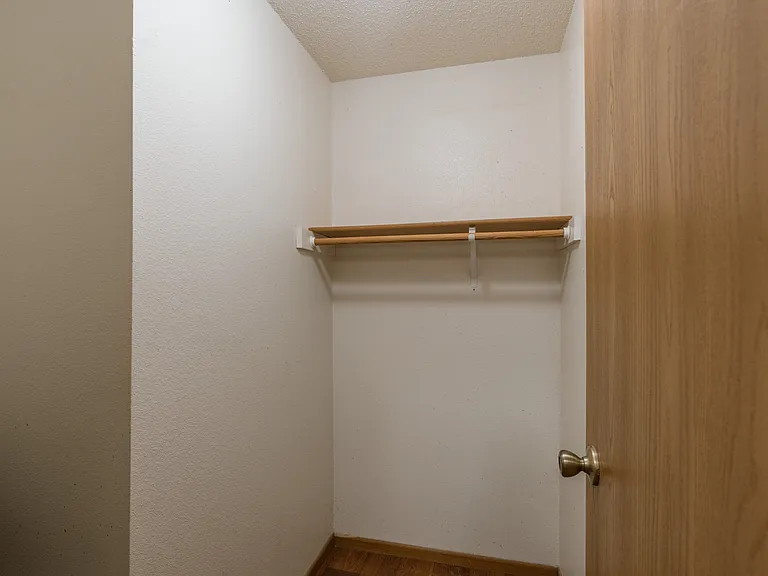 Fargo, ND Country Edge Apartments | Closet