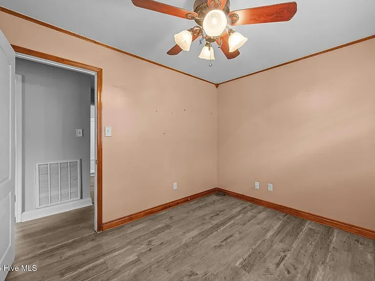 613 Maple St — Photo 17