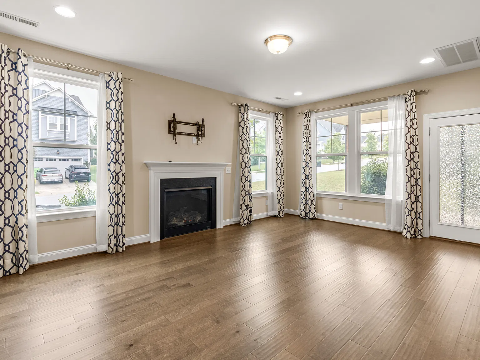 4 bed, 2.5 bath, 2494 sqft, $2,595 — Photo 4