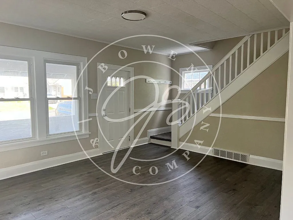 3 bed, 1.0 bath, 1184 sqft, $1,350 — Photo 3