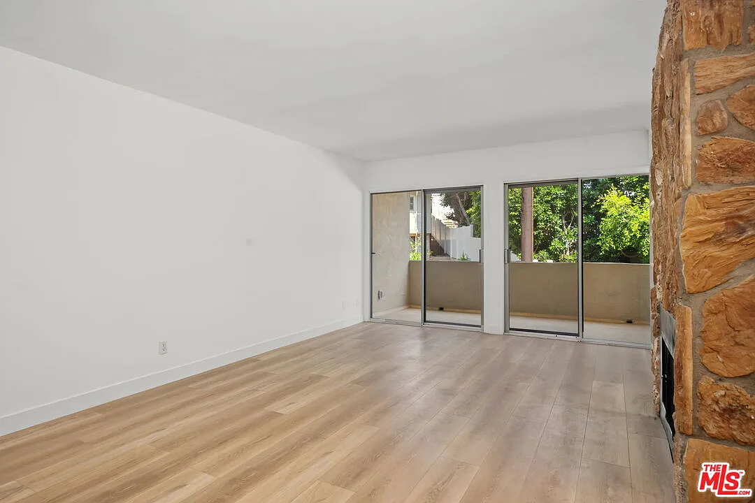 1 bed, 1.0 bath, 923 sqft, $2,995 — Photo 3