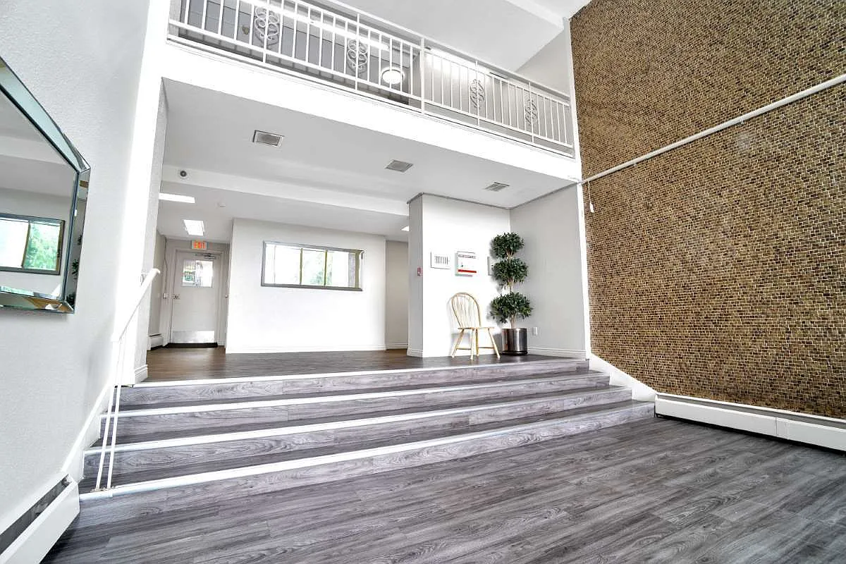 Grosvenor Square Apartments — Photo 1