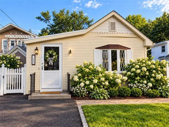 117 Namquid Dr, Warwick, RI 02888