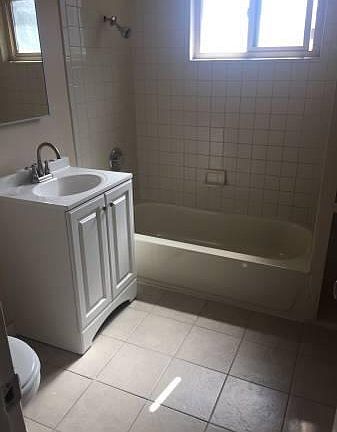 3rd image of 464 Woodlawn Ave APT A