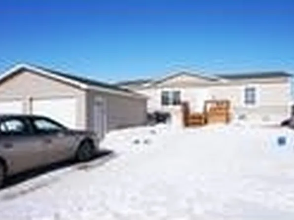 704 Foxtail Dr SE, Minot, ND 58701