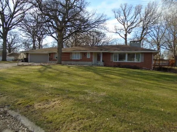 33 Manor Cir, Estherville, IA 51334