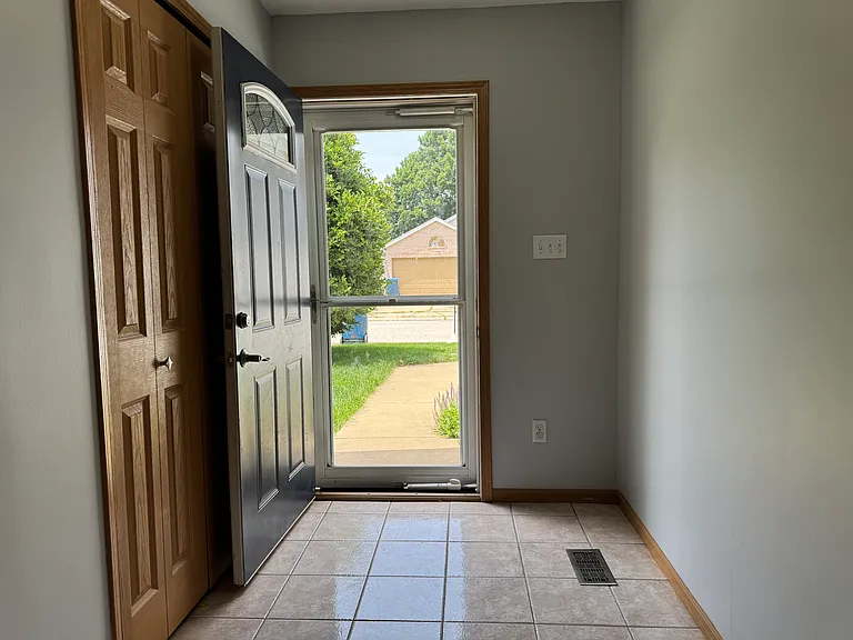 326 Brown Ct — Photo 6