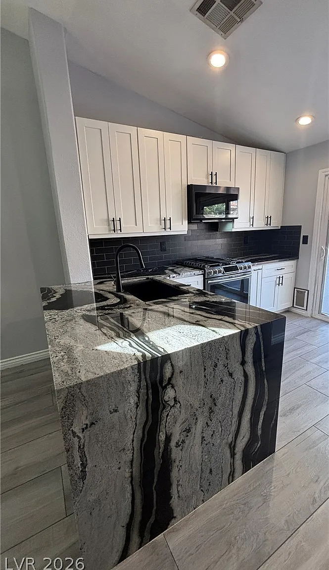 3 bed, 2.0 bath, 1122 sqft, $2,150 — Photo 4
