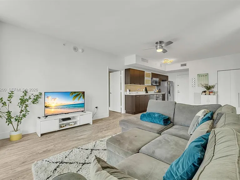 90 SW 3rd St #4303 — Photo 7