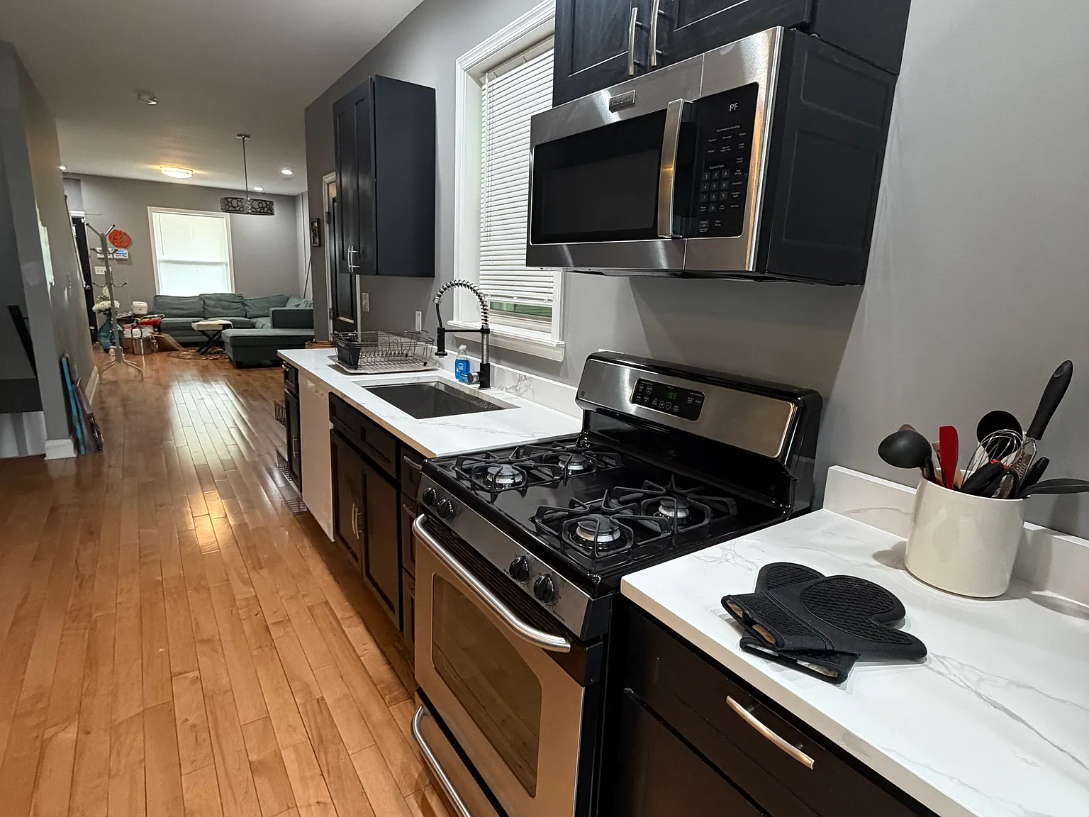 3 bed, 2.5 bath, 1900 sqft, $2,300 — Photo 2