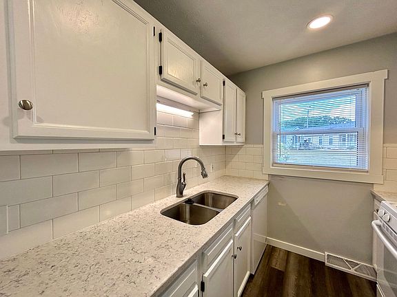 2nd image of 1845 Herrick Ave NE