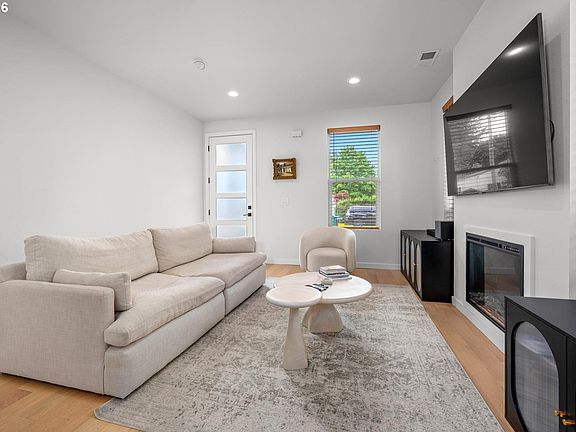 4th image of 7816 SE 60th Ave