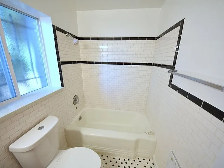 413 Belmont Ave E #D — Photo 17