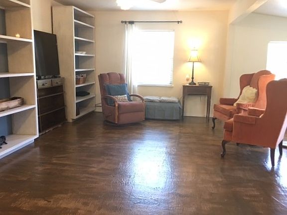 3rd image of 835 Pine Ln