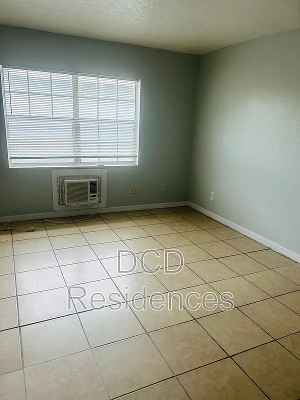 1 bed, 1.0 bath, 400 sqft, $1,050 — Photo 1