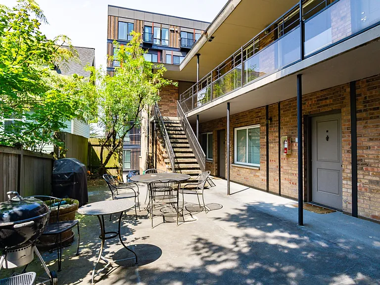 2211 Franklin Ave E — Photo 20