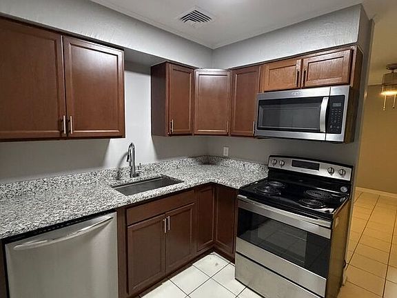 4th image of 907 Center Ave APT 2