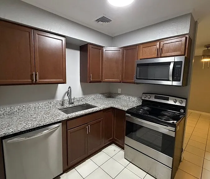 907 Center Ave #2 — Photo 4