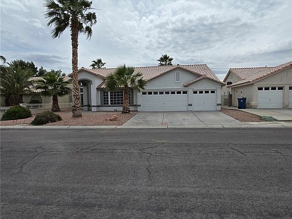 3rd image of 975 Royal Moon Ave