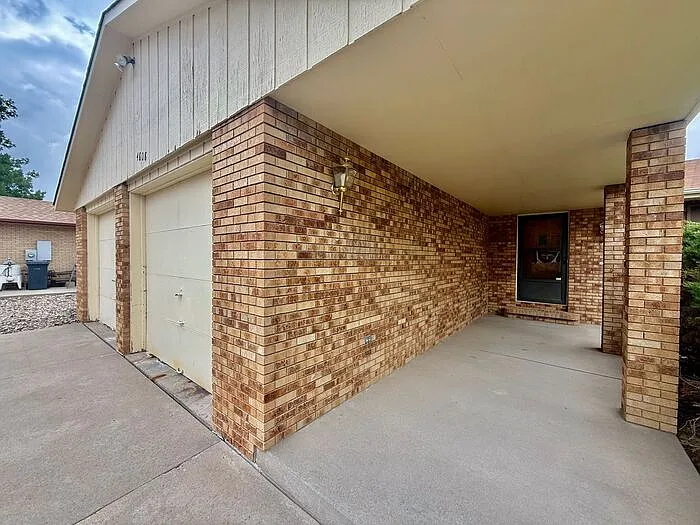 3 bed, 2.0 bath, 1556 sqft, $2,225 — Photo 2