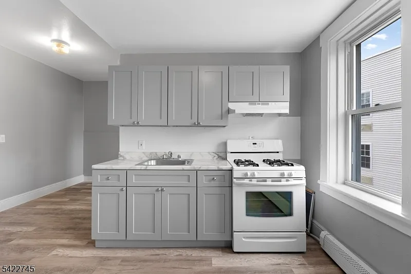 2 bed, 1.0 bath, $1,950 — Photo 3