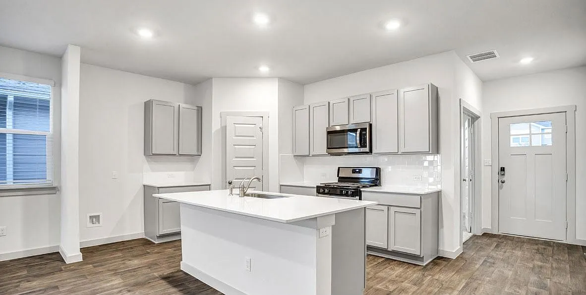 5 bed, 2763 sqft, $2,950 — Photo 4