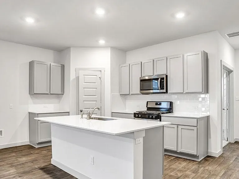 10601 Seguin St — Photo 4
