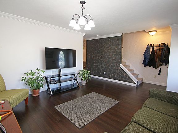 4th image of 430 Freedom Ct