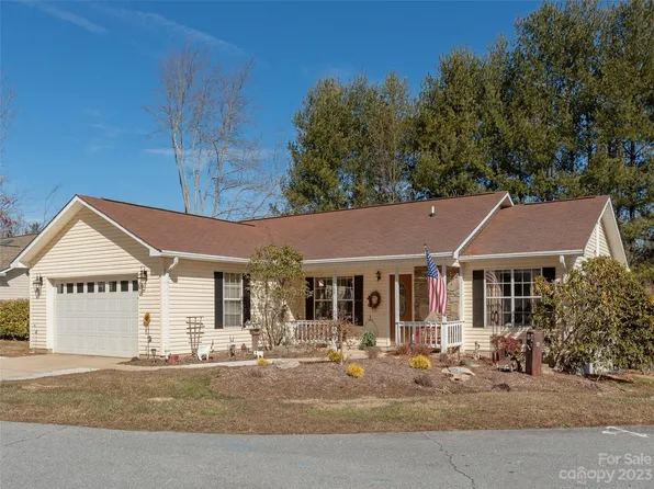 665 New Village Dr, Hendersonville, NC 28791