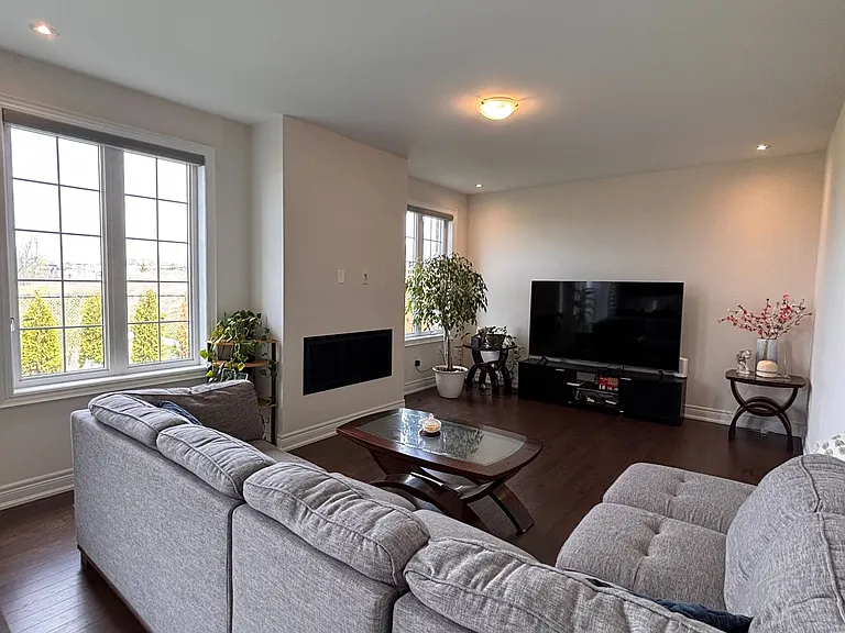 62 Angus Morton Cres — Photo 8