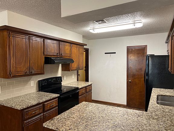 3rd image of 305 N Ramblin Oaks Dr