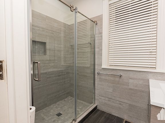 5th image of 3817 N Lakewood Ave #1F