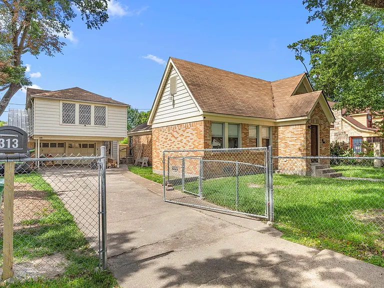 315 English St — Photo 2